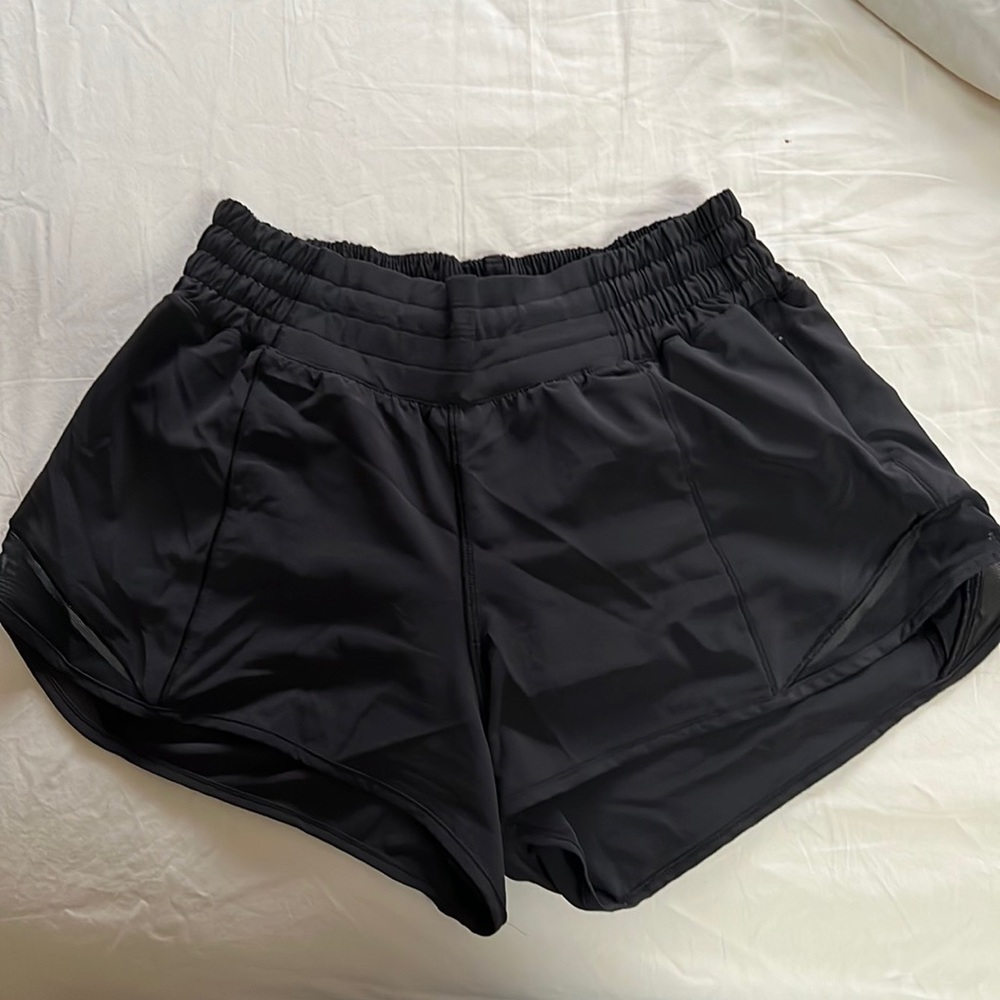 Lululemon Hotty Hot Mid-Rise Lined Short 2.5"